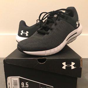 Women’s under armour black 9.5 running shoes